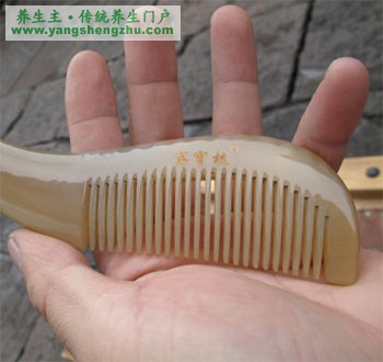 养生新招:用梳子轻刮手心